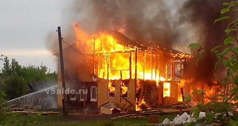 В Нижней Салде сгорел двухэтажный дом
