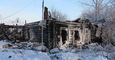 В Верхней Салде сгорел захламлённый частный дом