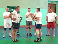 Салдинские чиновники, студенты и предприниматели сразились в волейбольном турнире