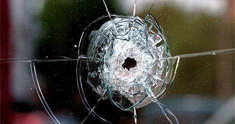 В Верхней Салде 52-летний мужчина расстрелял окна в квартире соседа