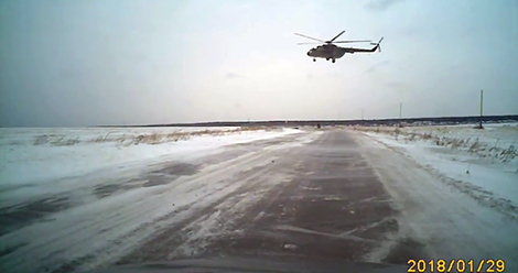 Вертолёт Ми-8 забрал пассажиров на салдинской трассе