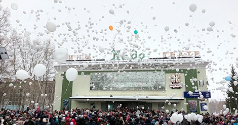 #Кемеровомыстобой – салдинцы запустили белые шары в память о погибших в Кемерово