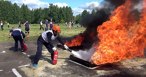Огонь vs&nbsp;вода. В&nbsp;Верхней Салде прошли соревнования добровольных пожарных дружин