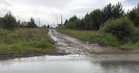Тащим грязь на новый асфальт. Жители «Мельничного» просят отсыпать дорогу в микрорайоне