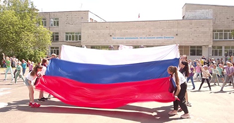 Юные салдинцы приняли участие в танцевальном флешмобе ко Дню России