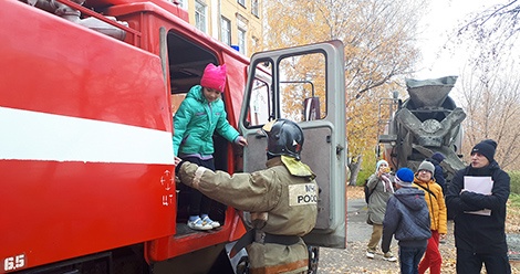 В День гражданской обороны салдинские пожарные провели эвакуацию школьников