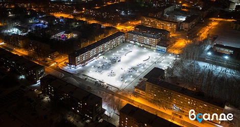 Вечерняя снежная площадь Быкова в Нижней Салде