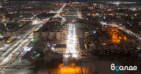 Вечерняя снежная Комсомольская аллея в Верхней Салде