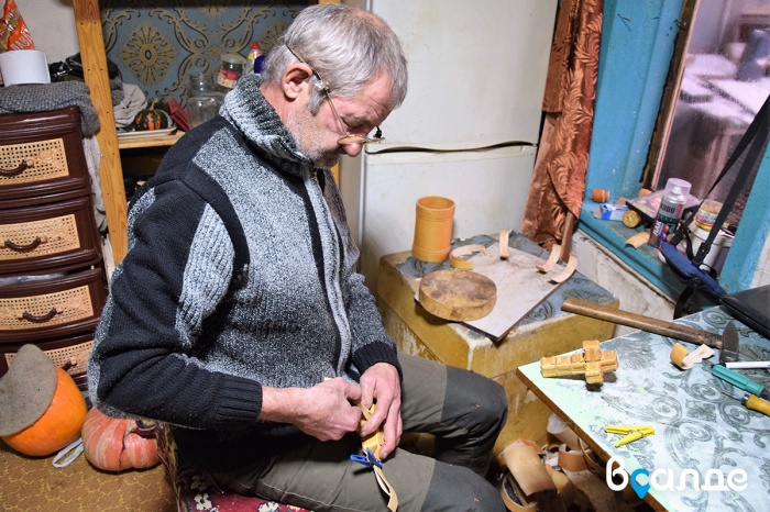 Берестяное хобби: салдинец Николай Морозов осваивает забытое ремесло
