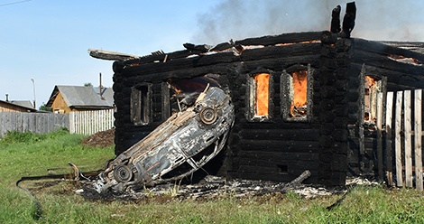 Нетрезвая салдинка разбила машину и спалила чужой дом в Медведево [видео]
