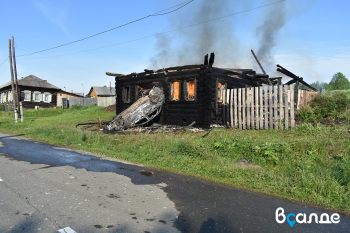 Нетрезвая салдинка разбила машину и спалила чужой дом в Медведево [видео]