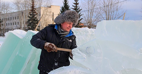 На новогоднем городке в Верхней Салде приступили к созданию ледяных скульптур На новогоднем городке в Верхней Салде приступили к созданию ледяных скульптур