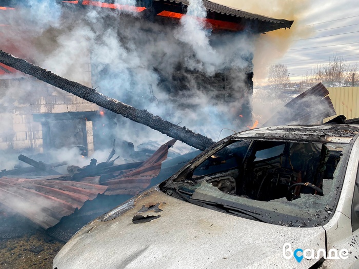 В Нижней Салде пожар уничтожил частный дом и автомобиль «Киа Сид» [видео]