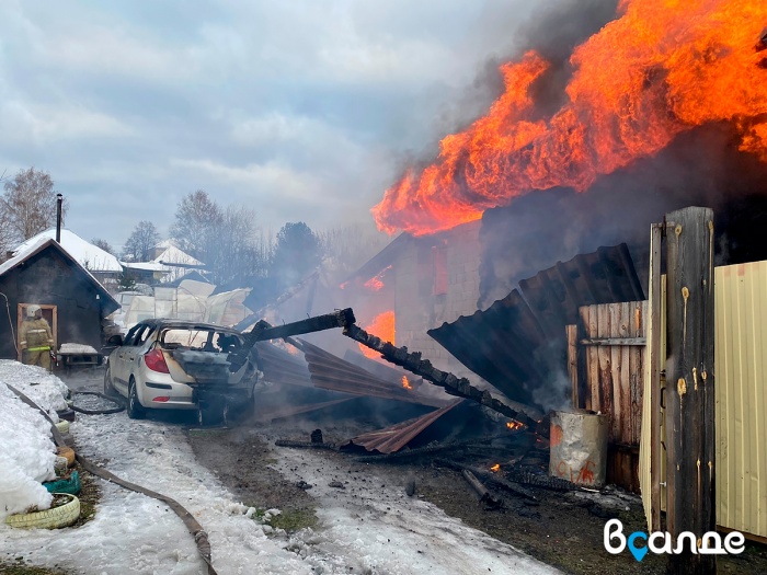 В Нижней Салде пожар уничтожил частный дом и автомобиль «Киа Сид» [видео]