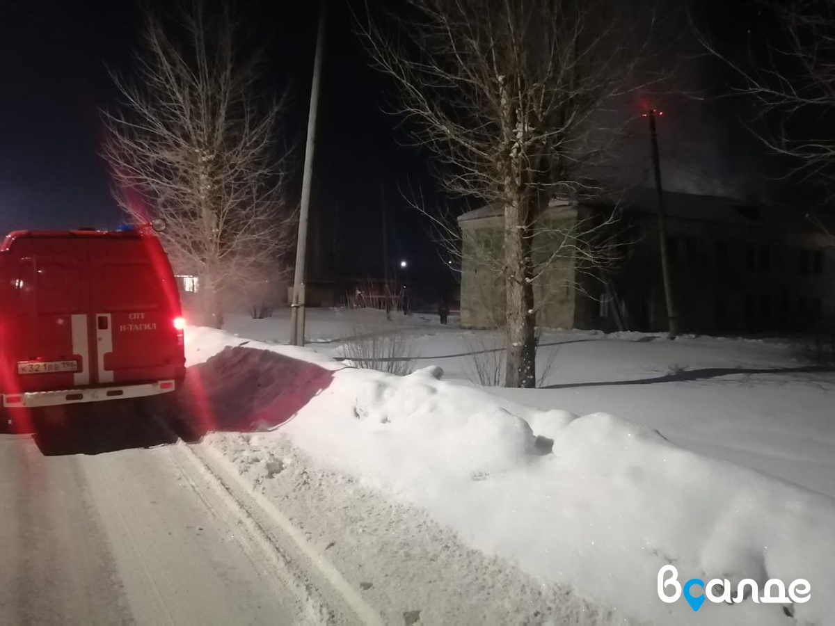 Пожар вспыхнул в расселённом доме на Народной стройке в Верхней Салде »  вСалде | Верхняя Салда и Нижняя Салда