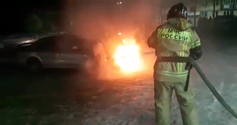 В Верхней Салде загорелся автомобиль Mitsubishi Galant [видео]