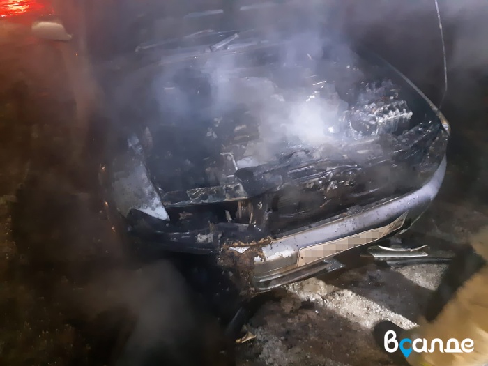 В Верхней Салде загорелся автомобиль Mitsubishi Galant [видео]