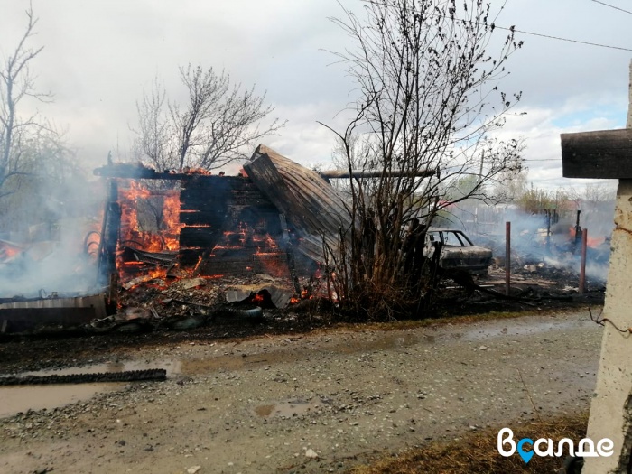 Крупный пожар произошёл в частном секторе Нижней Салды