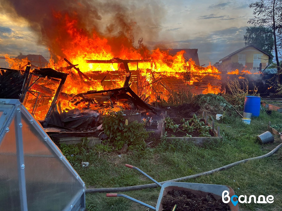 Два частных дома сгорели на Малом мысу в Верхней Салде » вСалде | Верхняя  Салда и Нижняя Салда