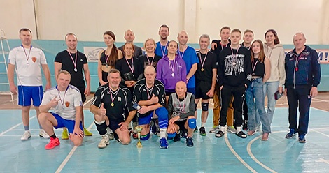 Ветераны «Титана» выиграли праздничный турнир по волейболу