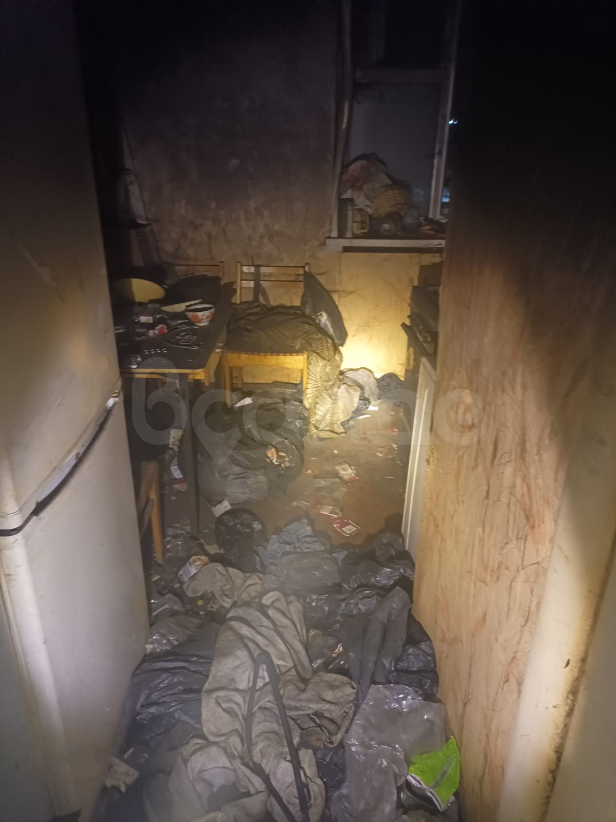 Салдинец превратил свою квартиру в свалку и устроил там пожар [видео]