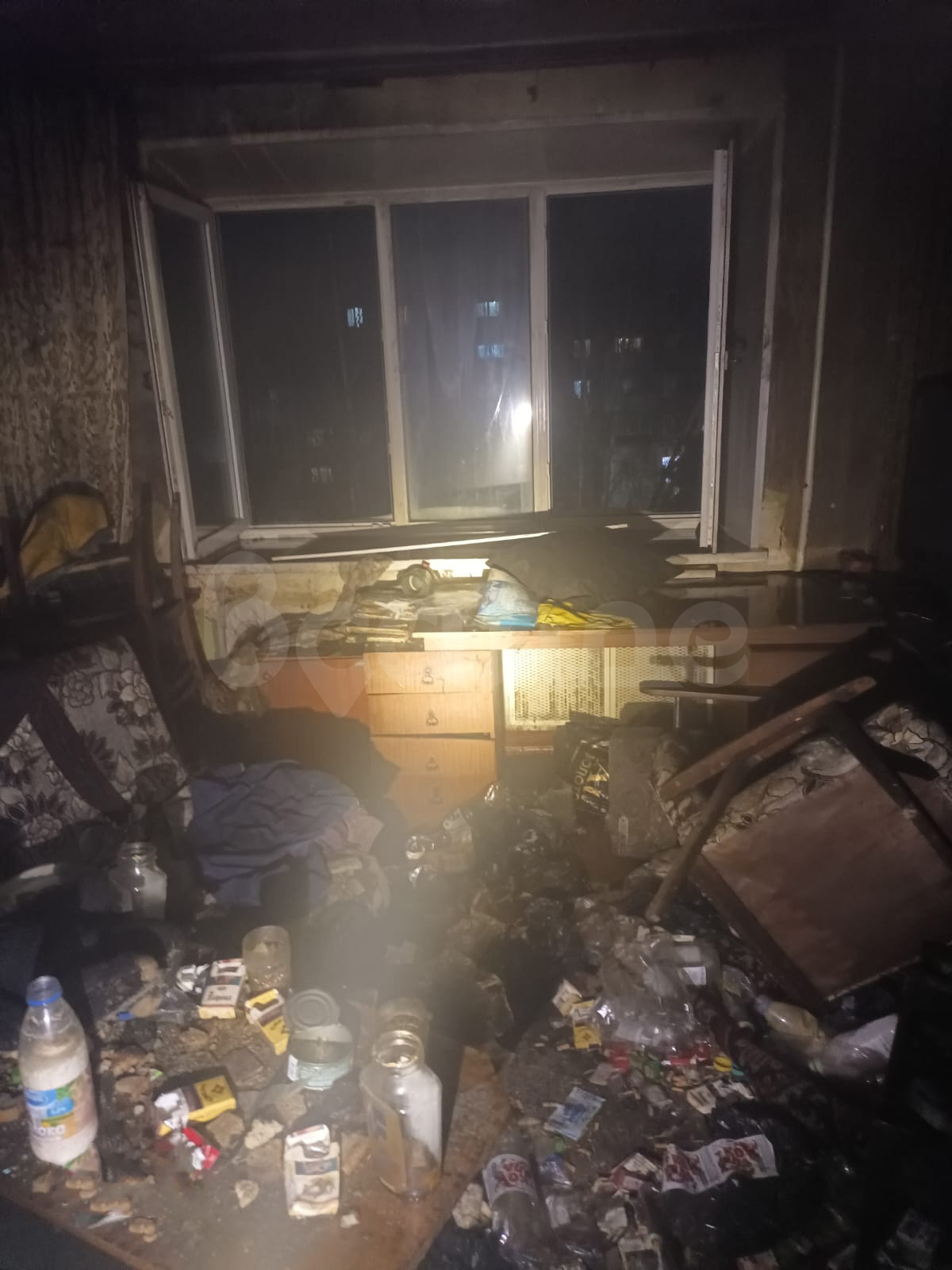 Салдинец превратил свою квартиру в свалку и устроил там пожар [видео]