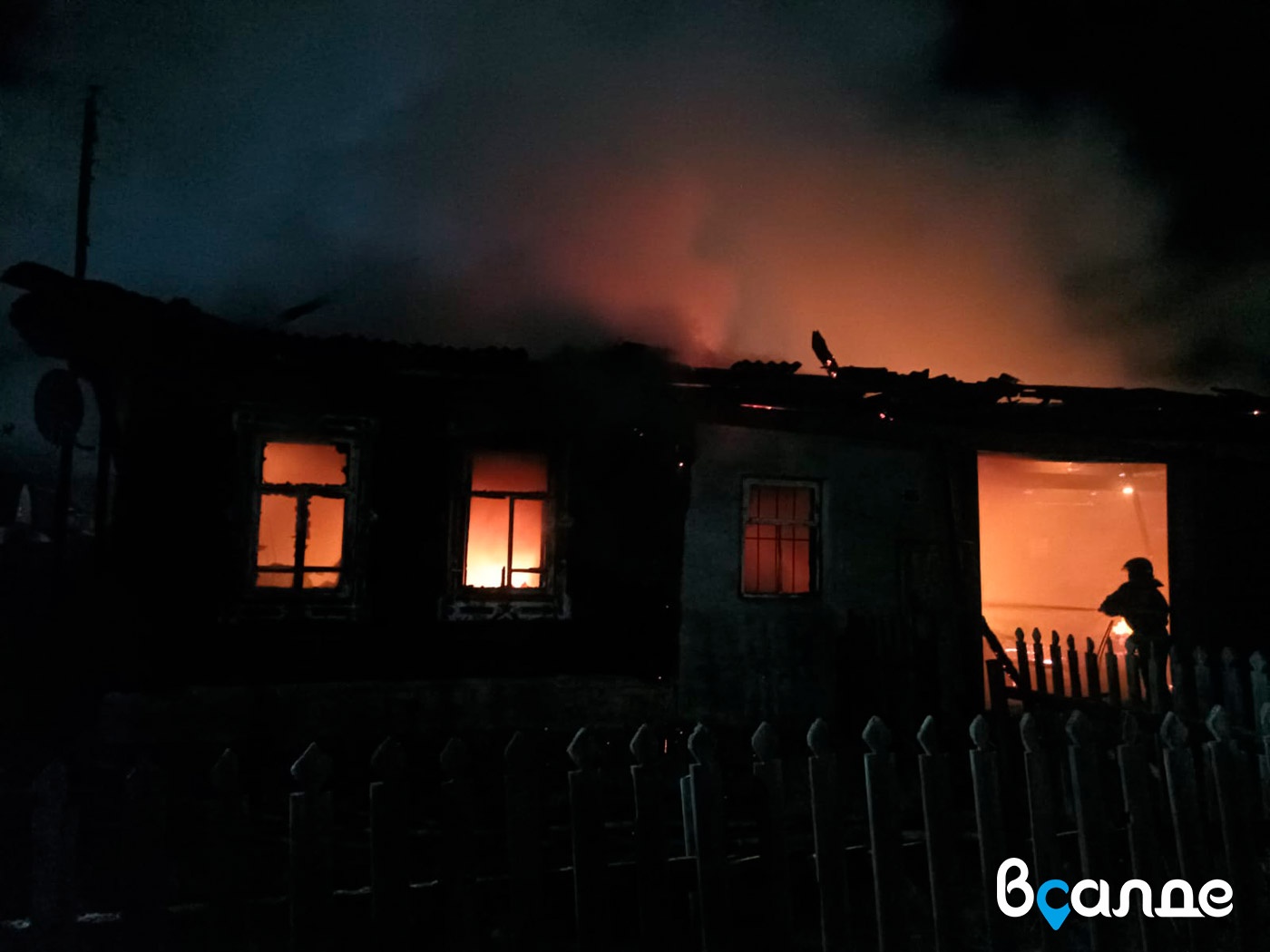 Пожарные спасли салдинца при пожаре в частном доме Пожарные спасли салдинца при пожаре в частном доме