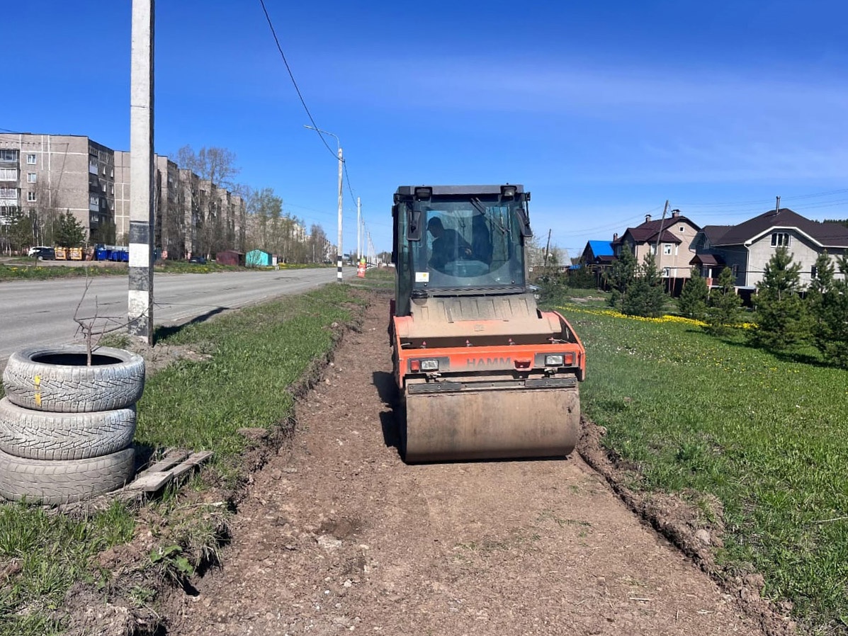 Здесь будет тротуар. Зачем‑то... Здесь будет тротуар. Зачем‑то...