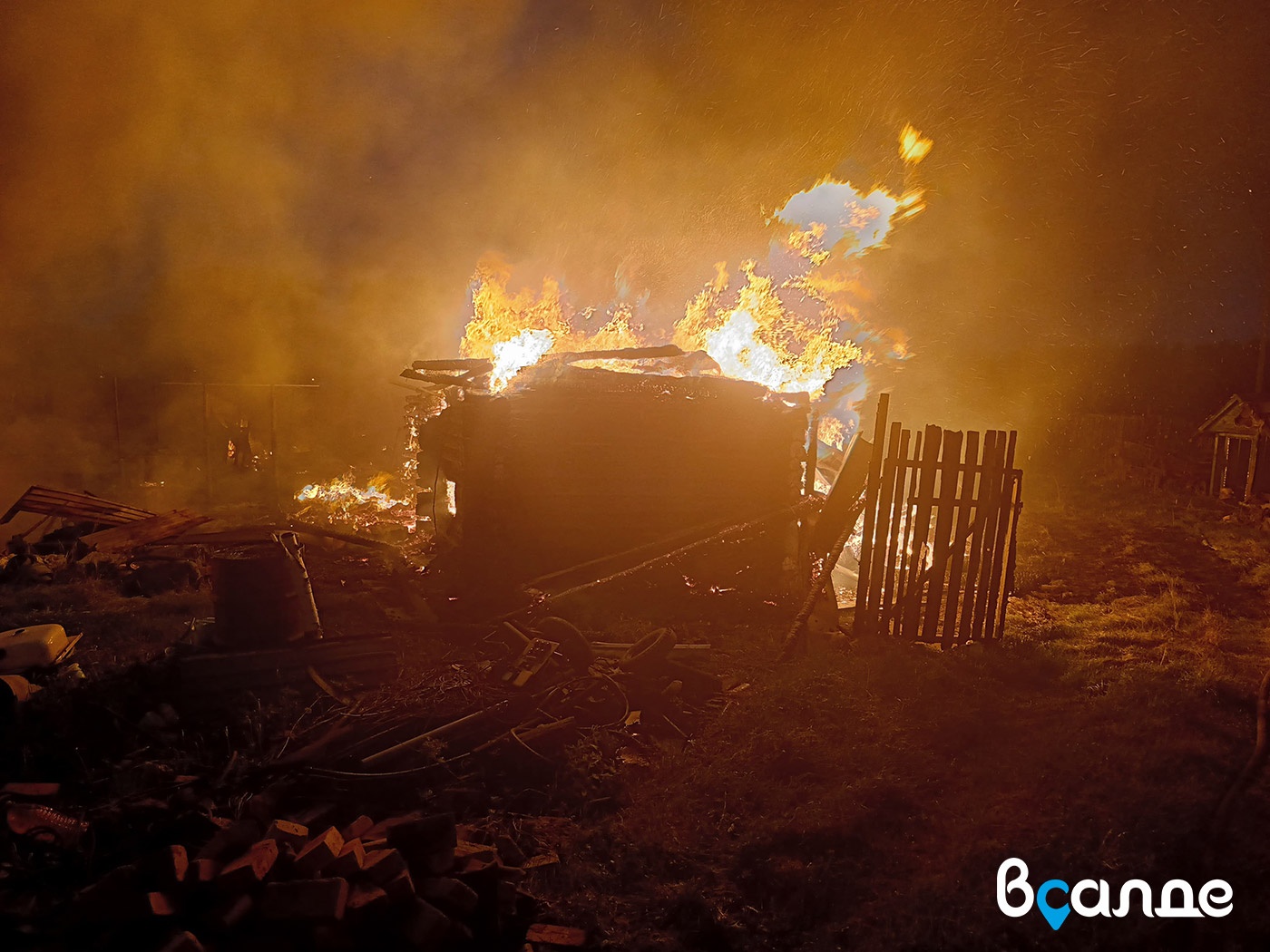 Частный дом с баней и трактором сгорели при пожаре в посёлке Чернушка Частный дом с баней и трактором сгорели при пожаре в посёлке Чернушка