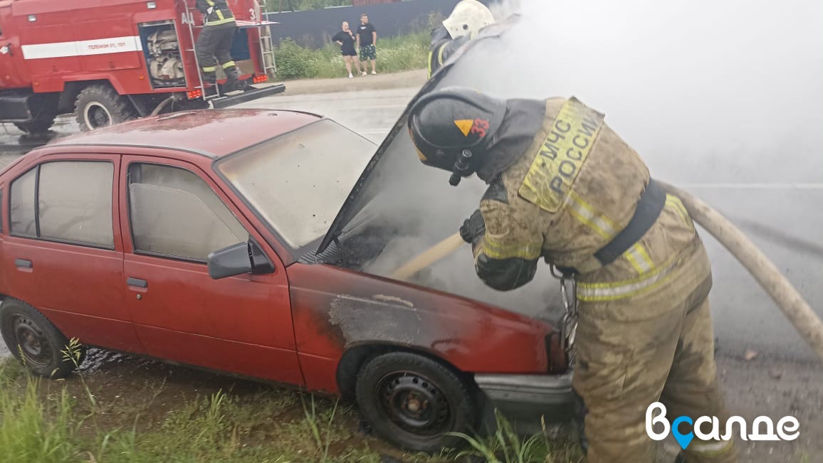 «Опель» вспыхнул на Парковой «Опель» вспыхнул на Парковой