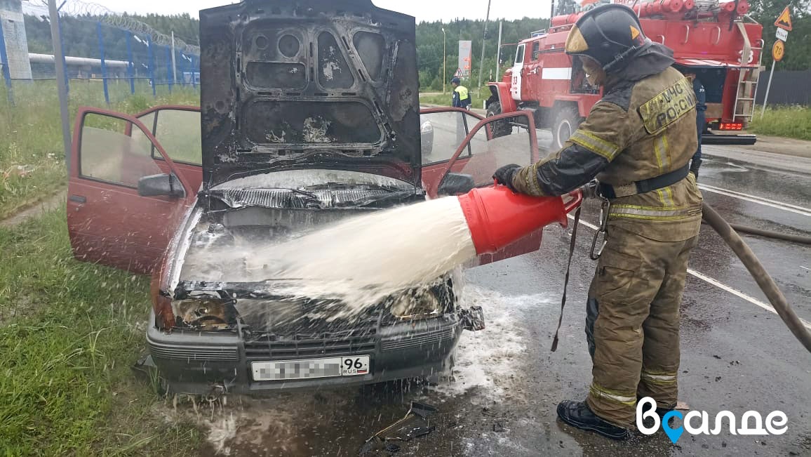 «Опель» вспыхнул на Парковой «Опель» вспыхнул на Парковой