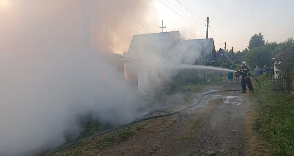 Садовый дом с баней сгорели в Верхней Салде Садовый дом с баней сгорели в Верхней Салде