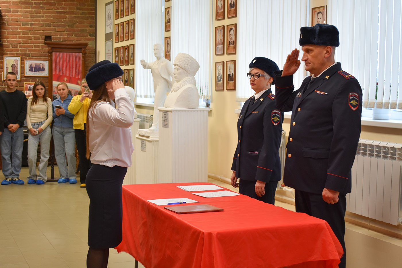 В Салде состоялась церемония принятия присяги молодыми полицейскими В Салде состоялась церемония принятия присяги молодыми полицейскими