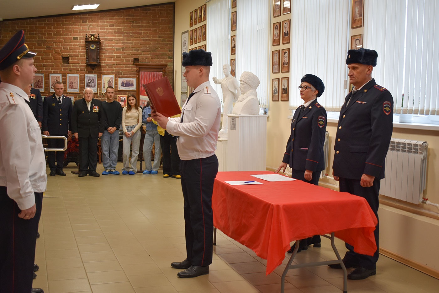 В Салде состоялась церемония принятия присяги молодыми полицейскими В Салде состоялась церемония принятия присяги молодыми полицейскими