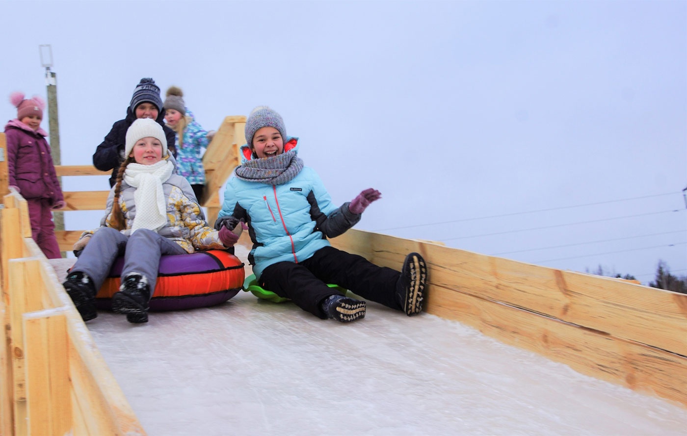 Зимний сезон на «Дальнем хуторе»! Популярные детские комплексы и квесты Зимний сезон на «Дальнем хуторе»! Популярные детские комплексы и квесты