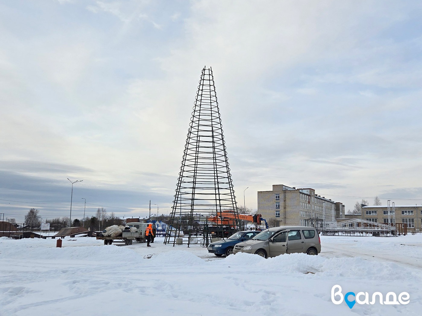 В Верхней Салде начали строить новогодний городок в парке Тетюхина В Верхней Салде начали строить новогодний городок в парке Тетюхина