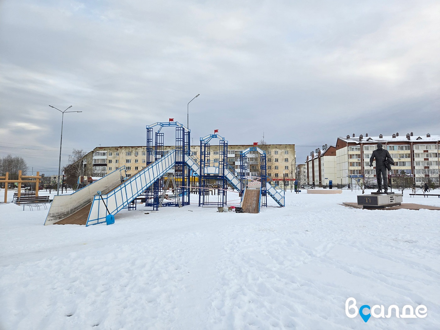 В Верхней Салде начали строить новогодний городок в парке Тетюхина В Верхней Салде начали строить новогодний городок в парке Тетюхина