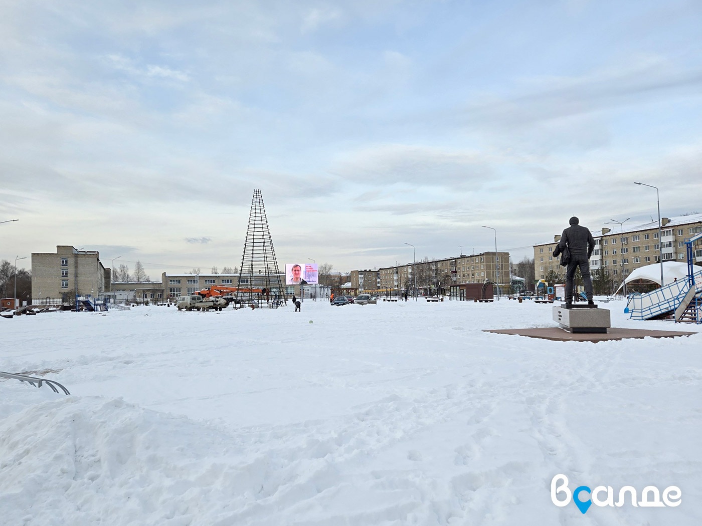 В Верхней Салде начали строить новогодний городок в парке Тетюхина В Верхней Салде начали строить новогодний городок в парке Тетюхина