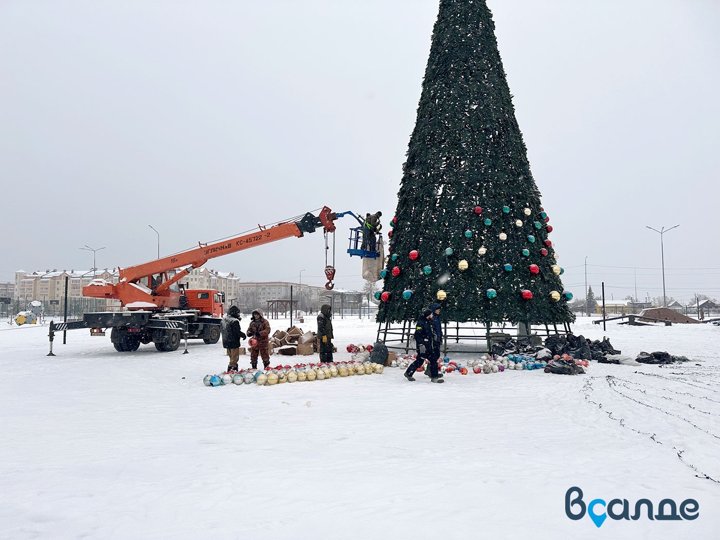 В Верхней Салде начали строить новогодний городок в парке Тетюхина В Верхней Салде начали строить новогодний городок в парке Тетюхина