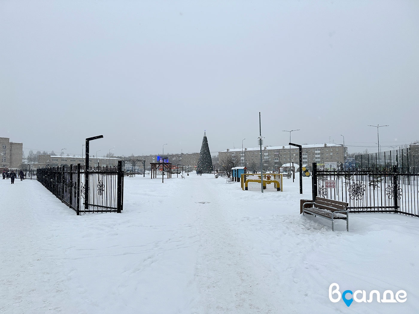 В Верхней Салде начали строить новогодний городок в парке Тетюхина В Верхней Салде начали строить новогодний городок в парке Тетюхина
