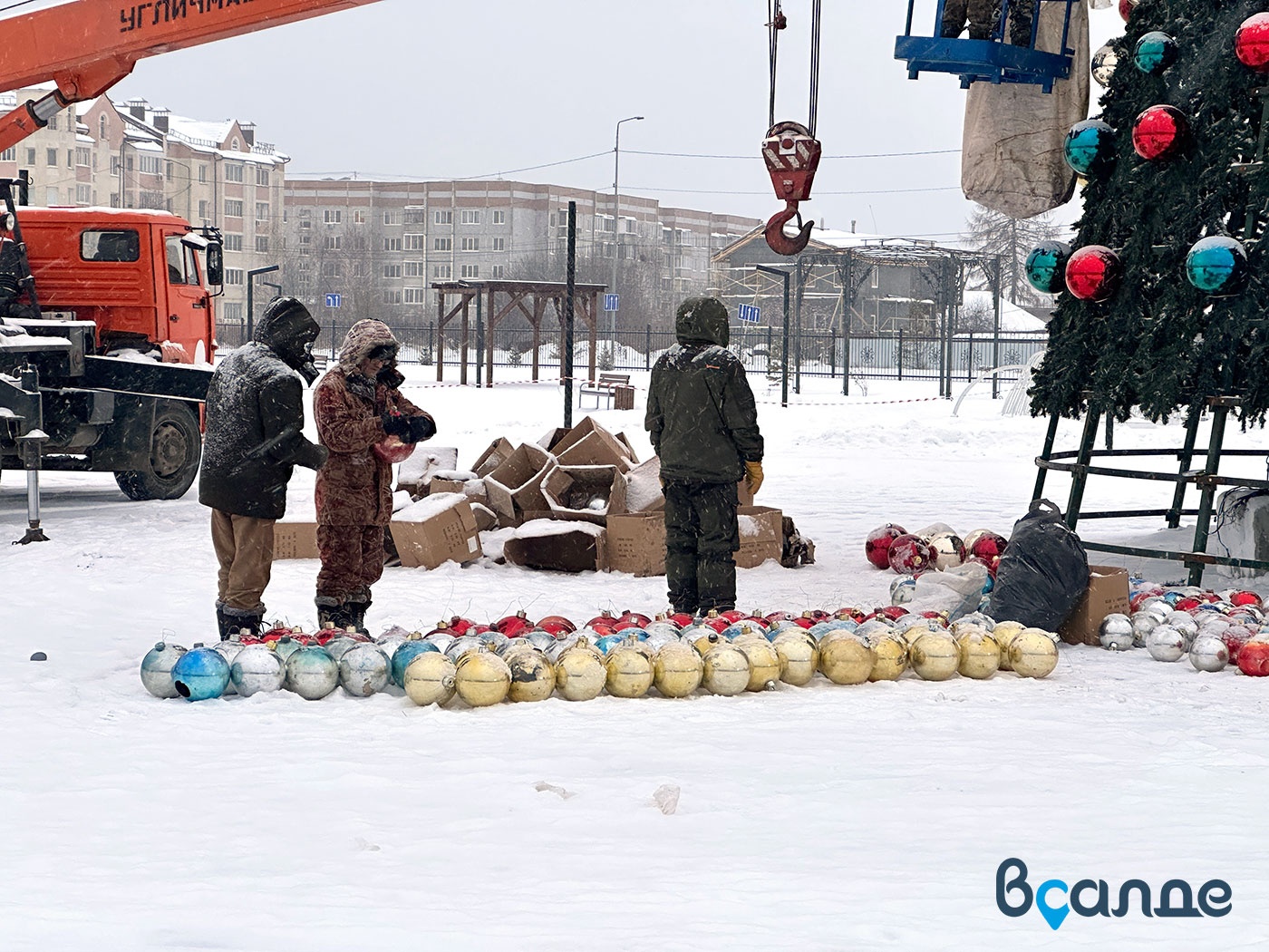 В Верхней Салде начали строить новогодний городок в парке Тетюхина В Верхней Салде начали строить новогодний городок в парке Тетюхина