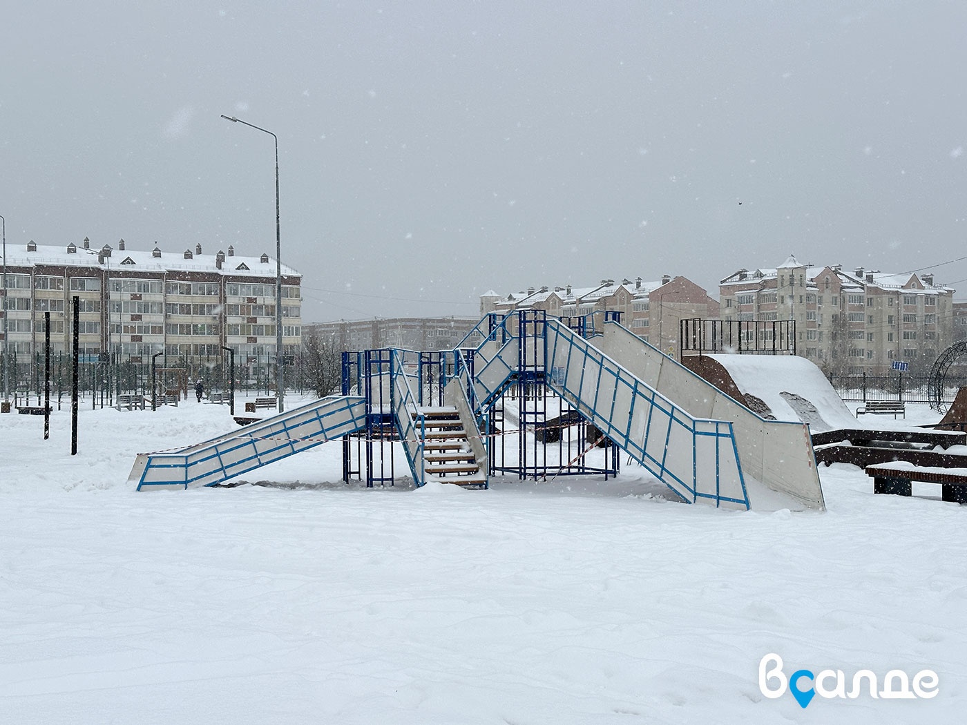 В Верхней Салде начали строить новогодний городок в парке Тетюхина В Верхней Салде начали строить новогодний городок в парке Тетюхина