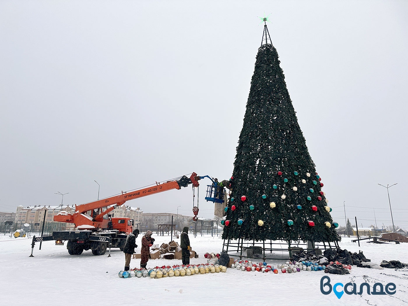 В Верхней Салде начали строить новогодний городок в парке Тетюхина В Верхней Салде начали строить новогодний городок в парке Тетюхина