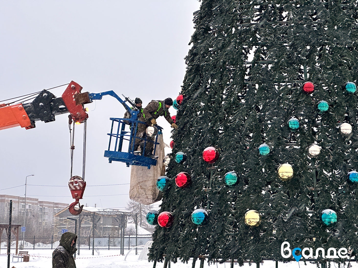В Верхней Салде начали строить новогодний городок в парке Тетюхина В Верхней Салде начали строить новогодний городок в парке Тетюхина