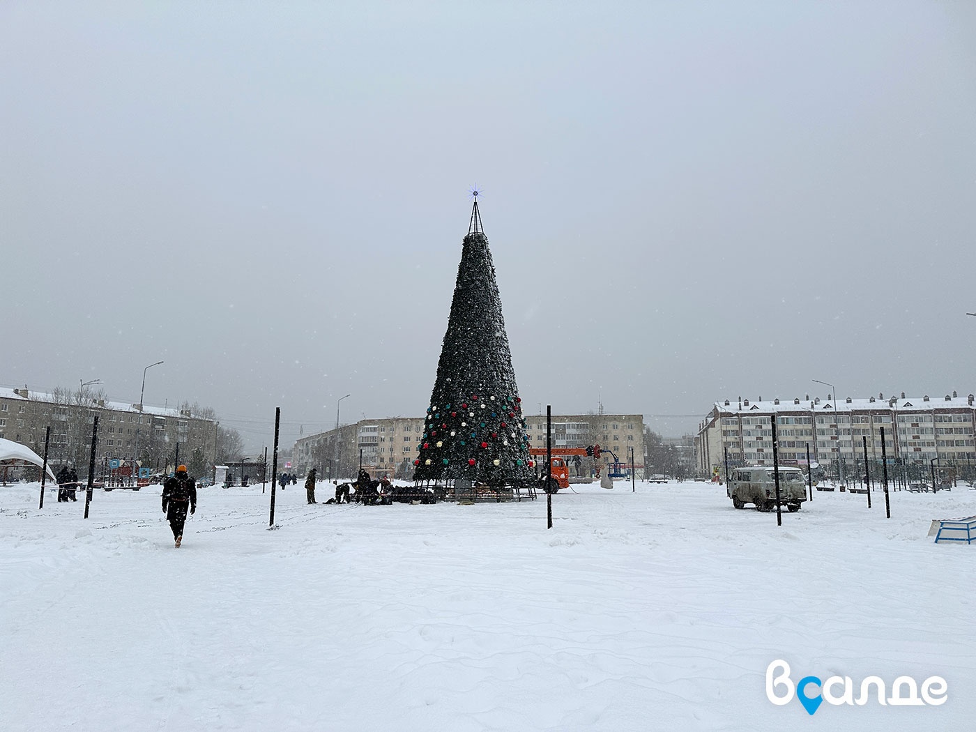 В Верхней Салде начали строить новогодний городок в парке Тетюхина В Верхней Салде начали строить новогодний городок в парке Тетюхина