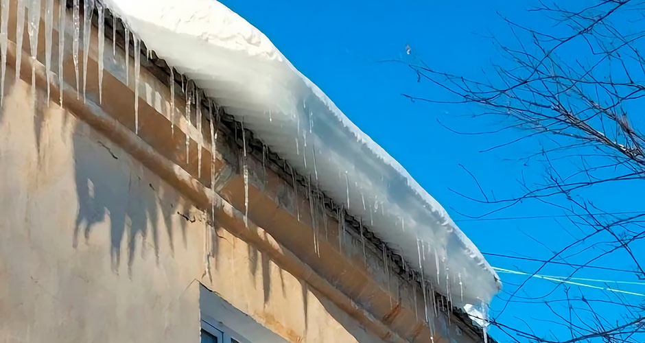 Глава Верхней Салды рассказал об опасных сосульках на крышах домов Глава Верхней Салды рассказал об опасных сосульках на крышах домов