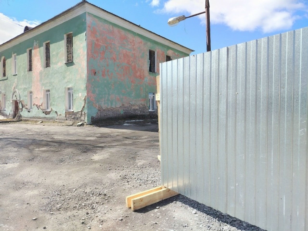 В Верхней Салде снесут старое здание на территории больничного городка В Верхней Салде снесут старое здание на территории больничного городка