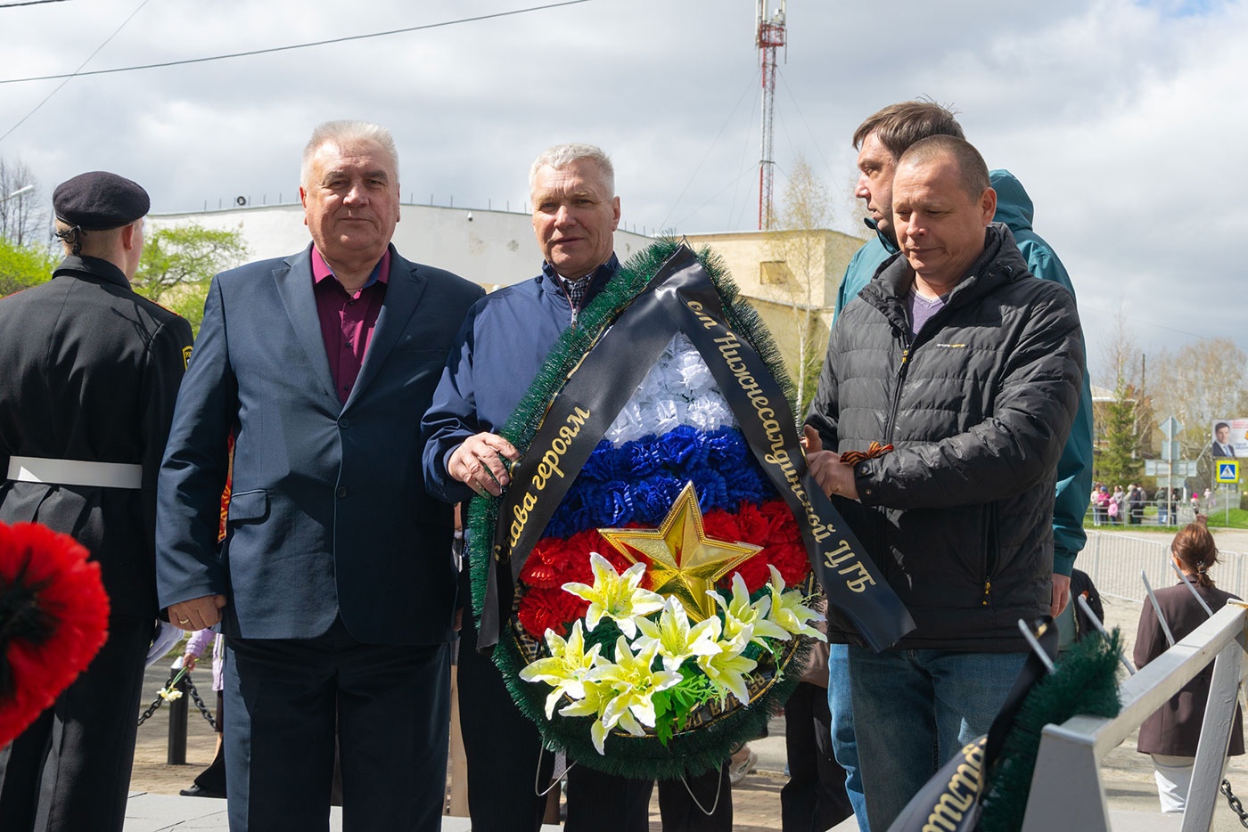В День Победы жители Нижней Салды возложили цветы к мемориалу погибшим В День Победы жители Нижней Салды возложили цветы к мемориалу погибшим