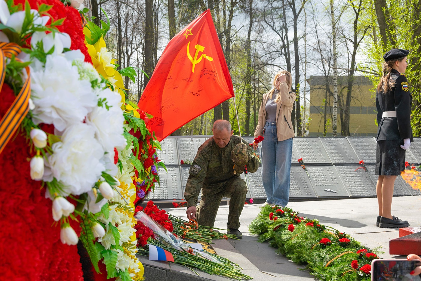 В День Победы жители Нижней Салды возложили цветы к мемориалу погибшим В День Победы жители Нижней Салды возложили цветы к мемориалу погибшим