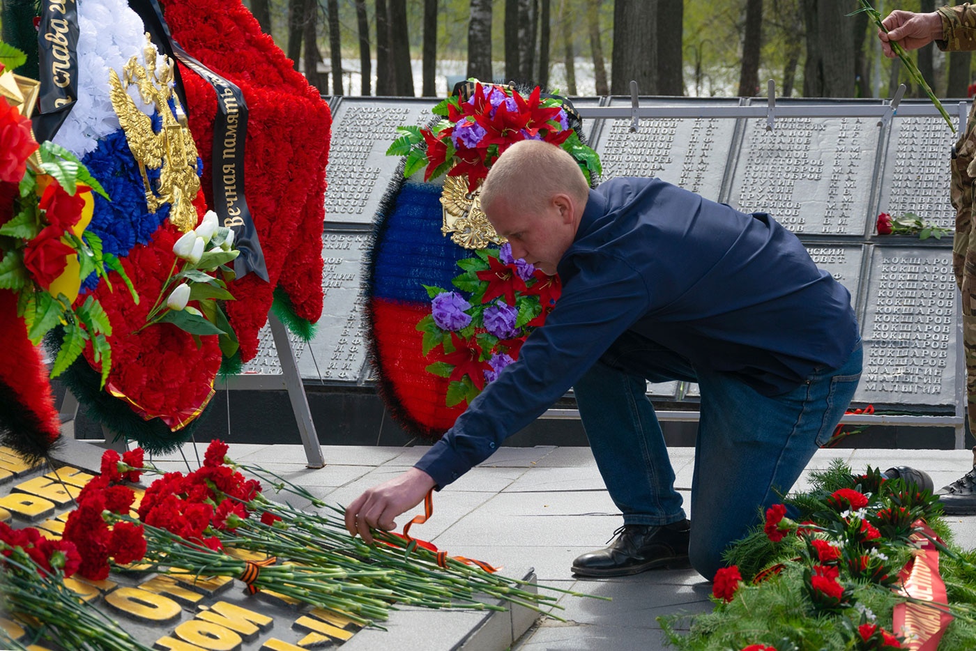 В День Победы жители Нижней Салды возложили цветы к мемориалу погибшим В День Победы жители Нижней Салды возложили цветы к мемориалу погибшим